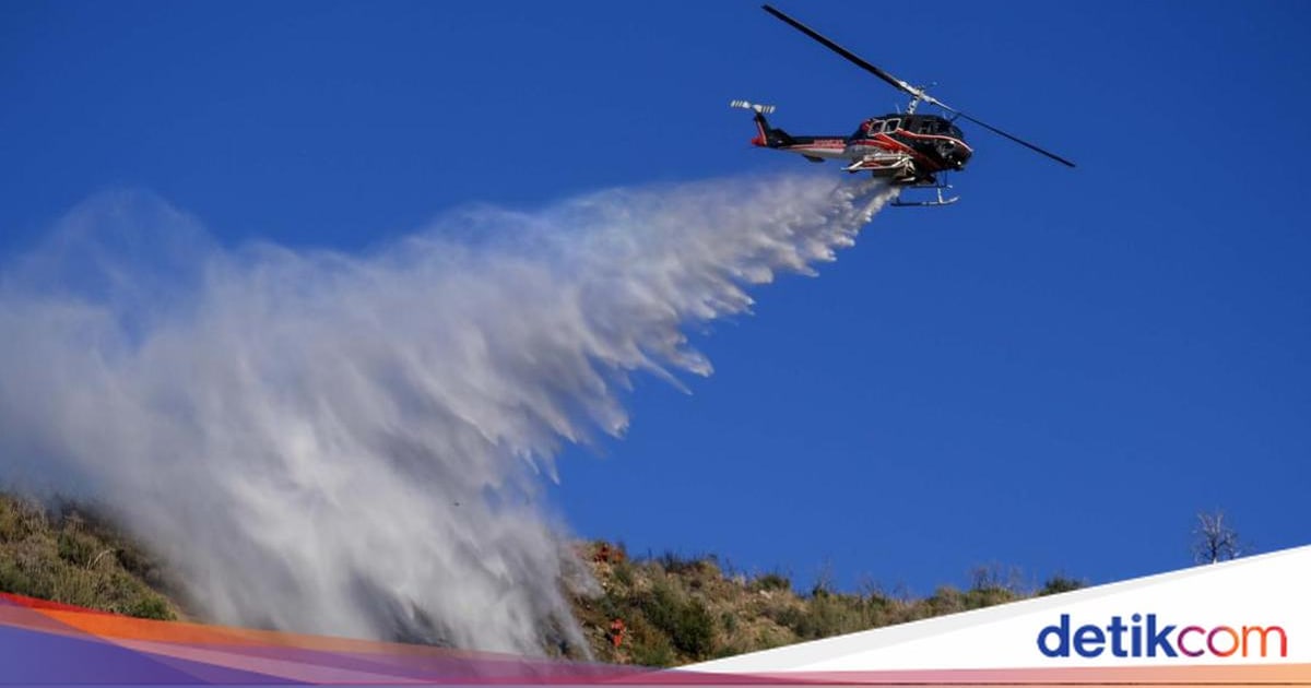 Dua Helikopter Pemadam Kebakaran Bertabrakan di Yunani