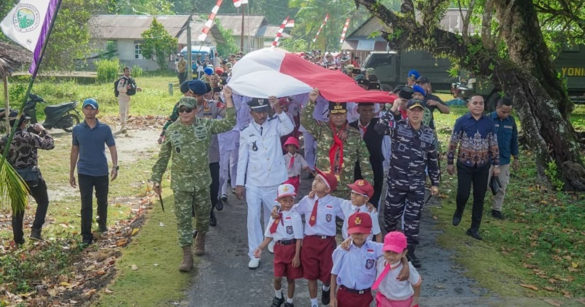 Kodam Pattimura Upacara HUT Ke-81ri Bentangkan Bendera 500 Meter