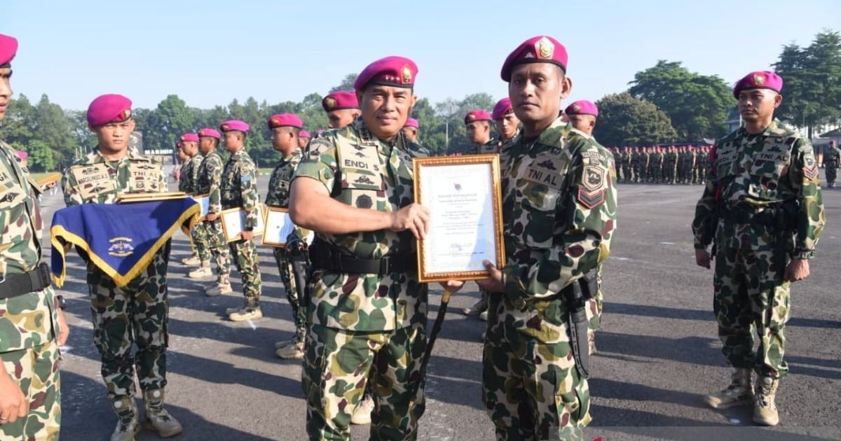 Marinir Beri Penghargaan Prajurit Berprestasi di Operasi Kasuari
