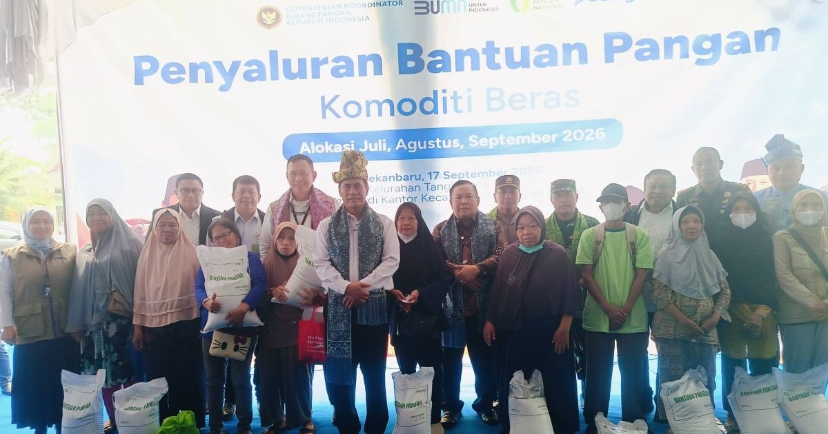Mentan Amran Sulaiman Serahkan Bantuan Pangan Beras di Pekanbaru