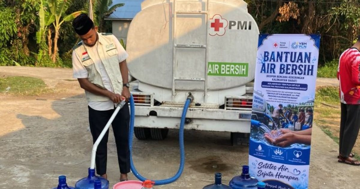 PLN Salurkan 50 Ribu Liter Air Bersih bagi Warga dan Santri di Kalbar