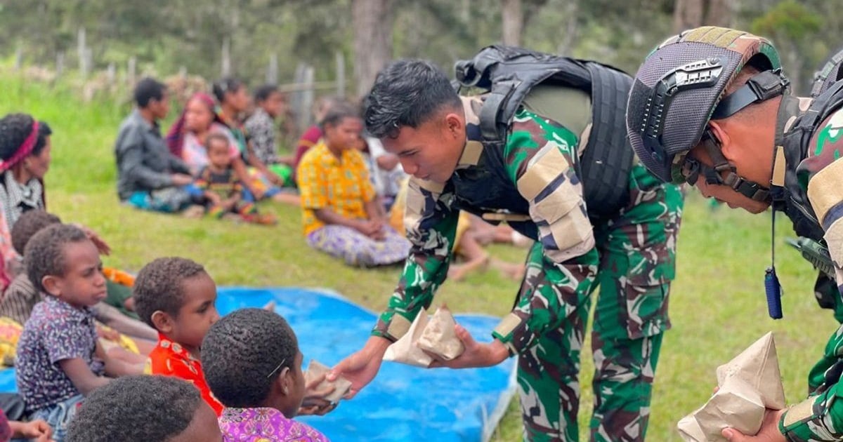 Satgas Yonif 511/DY Gelar Makan Bergizi Ke-22 di Lanny Jaya