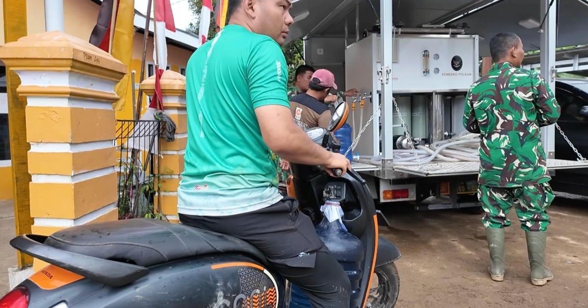 TNI dan PU Pasok Air Bersih Masyarakat Terdampak Banjir Bandang Solok