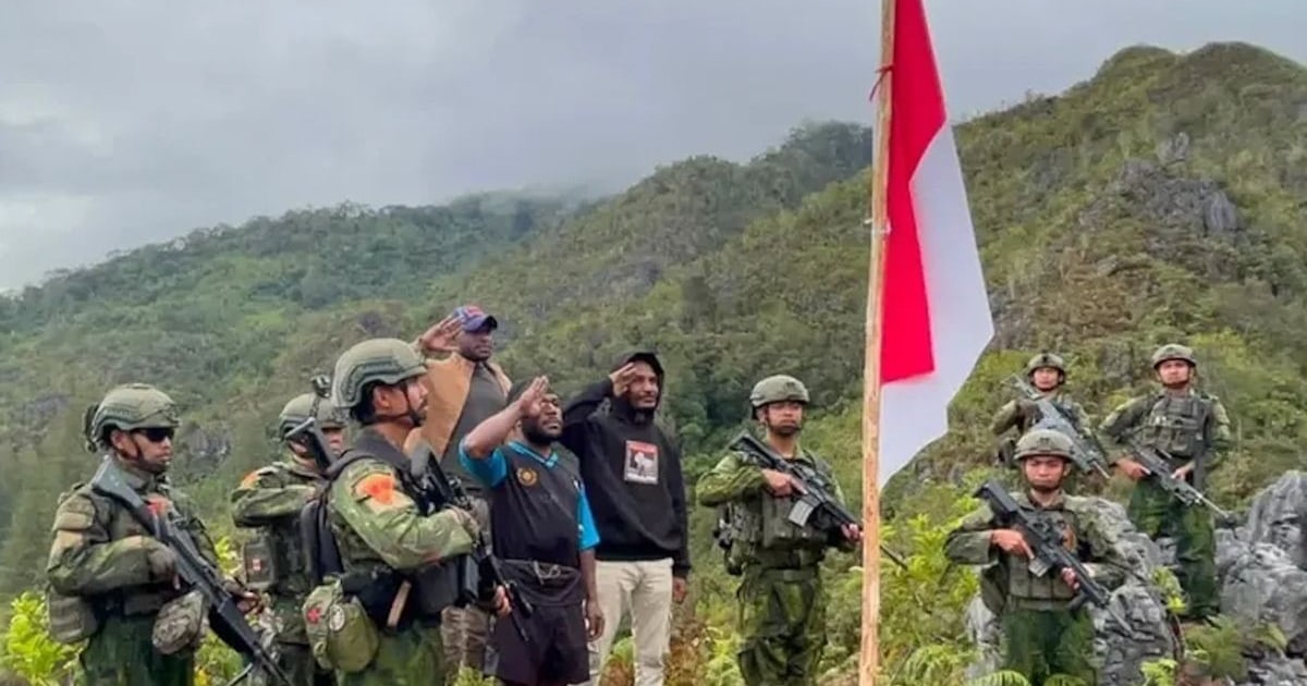 TNI dan Warga Papua Perkuat Nasionalisme dengan Kibarkan Merah Putih