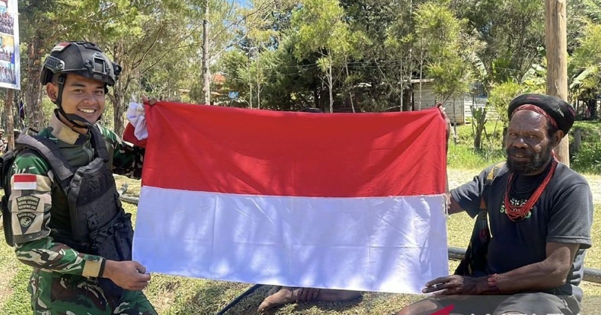 Yonif 511/DY bagi 50 Bendera dan Layani Kesehatan Warga Papua